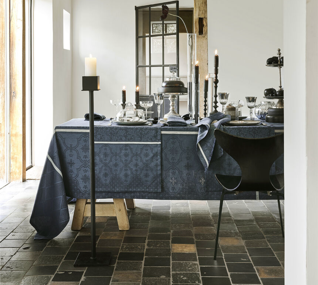Armoiries 69x69 Tablecloth